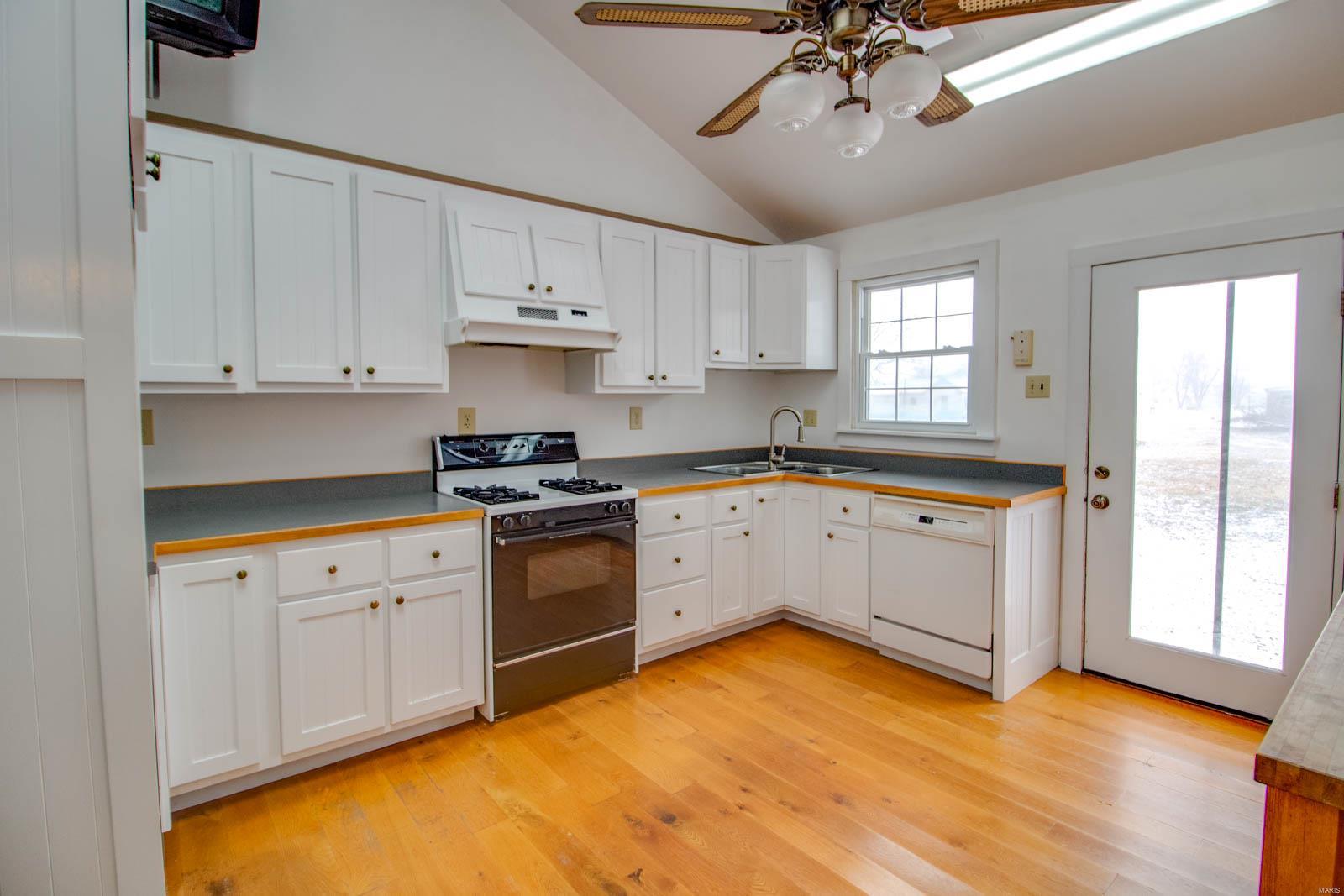 306 Walnut Street Kane, IL 62054 - Photo 10 of 36