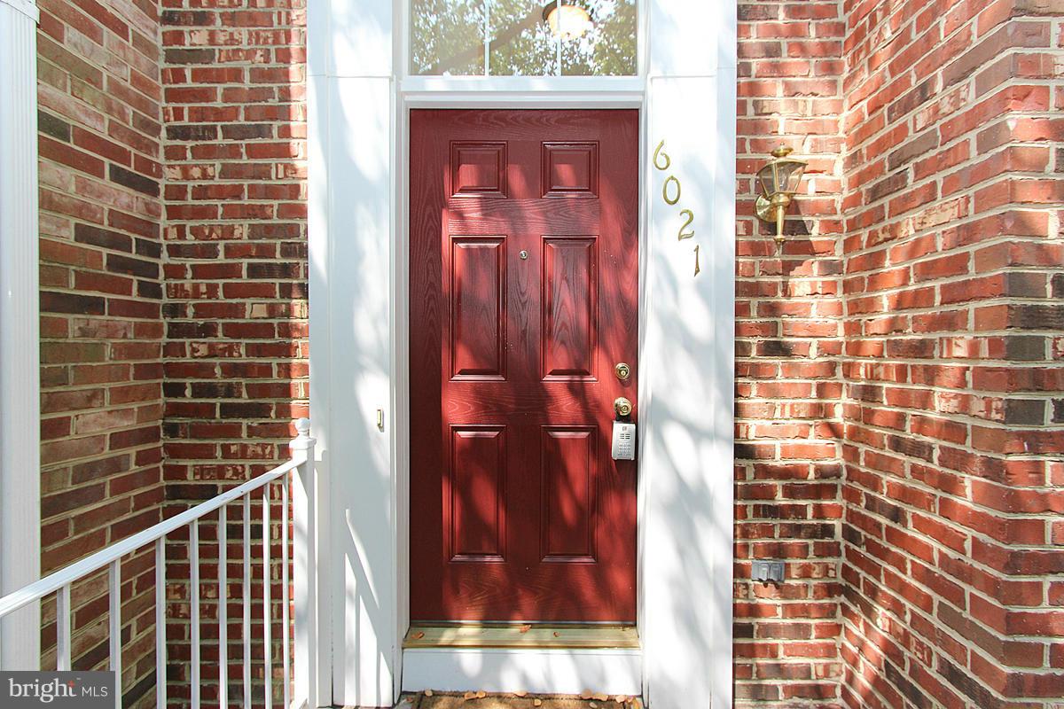 6021 Riddle Walk Alexandria, VA 22312 - Photo 2 of 30 a view of a door