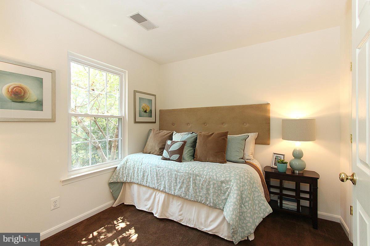 6021 Riddle Walk Alexandria, VA 22312 - Photo 21 of 30 a bedroom with a bed and a window