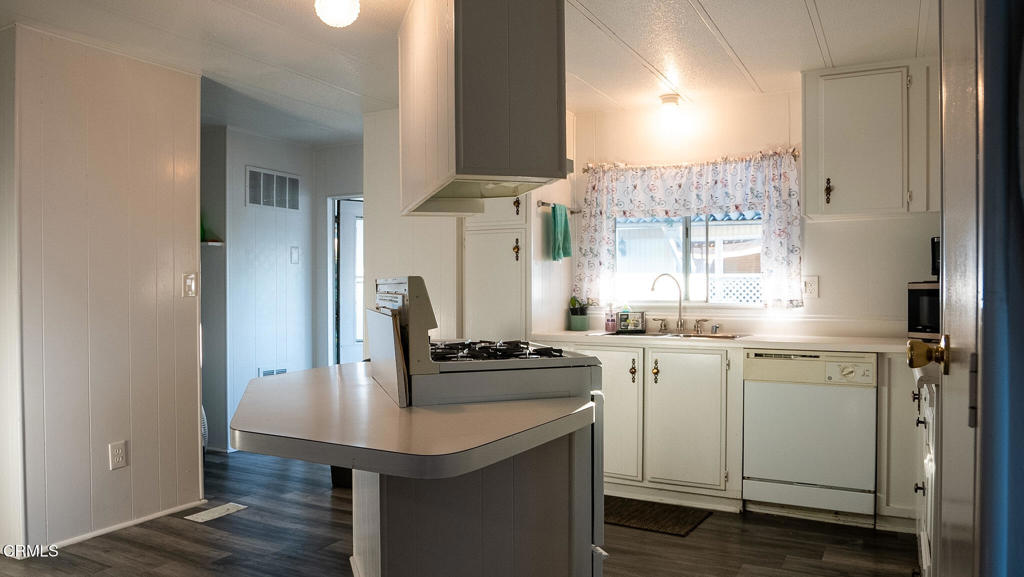 280 Columbia Place, Unit 48 Oxnard, CA 93033 - Photo 7 of 17 Island Stove