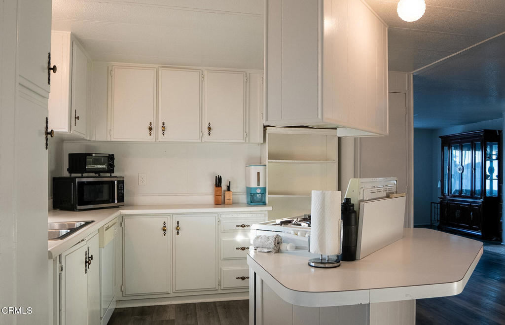 280 Columbia Place, Unit 48 Oxnard, CA 93033 - Photo 8 of 17 Plenty of Counter Space