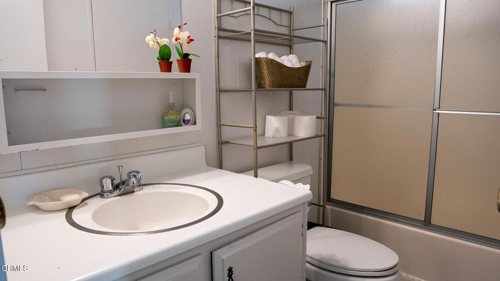 280 Columbia Place, Unit 48 Oxnard, CA 93033 - Photo 9 of 17 Hallway Bath