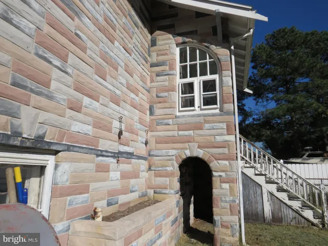 a view of entryway with a front door