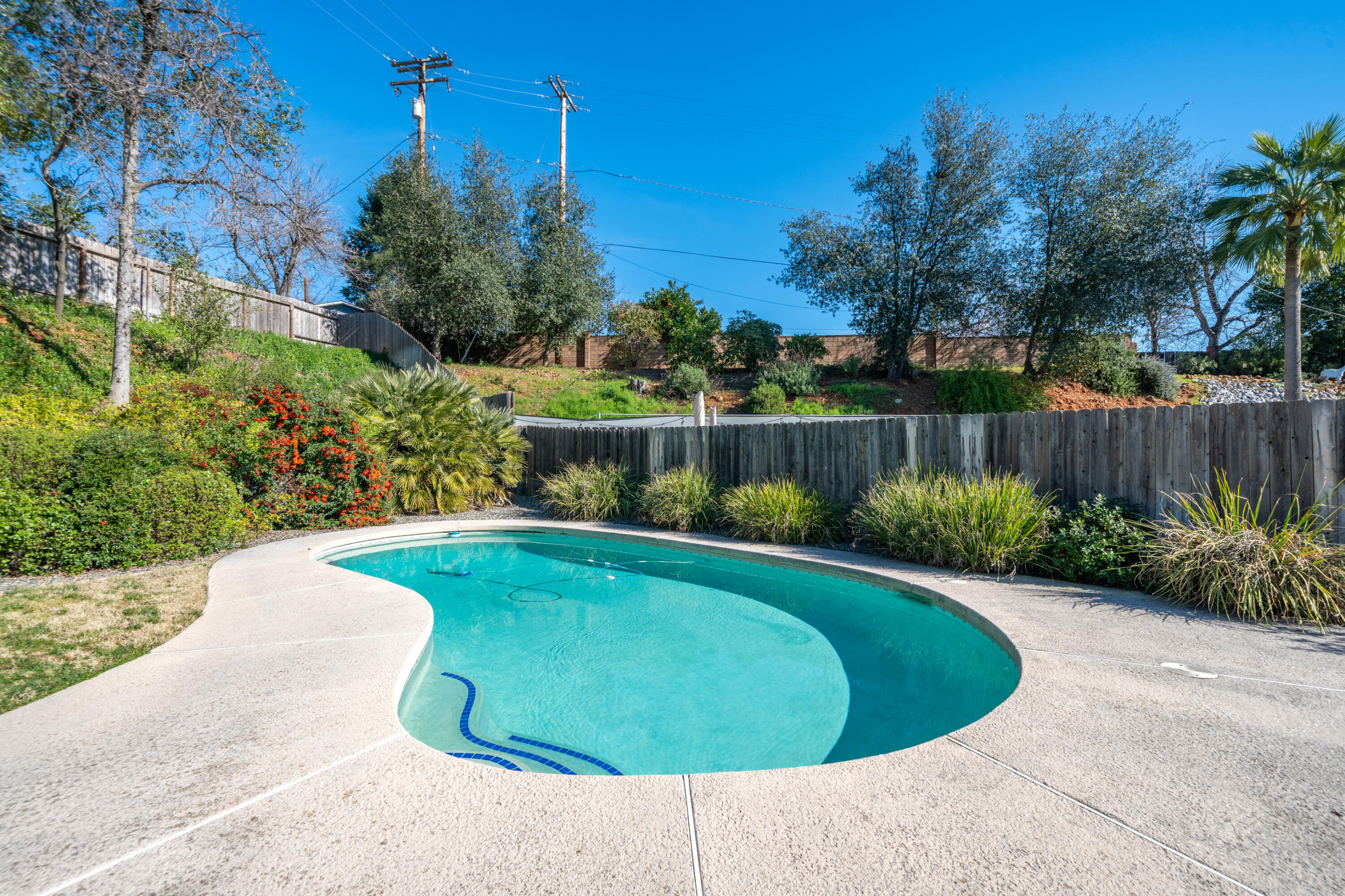 688 Julie Way Redding, CA 96002 - Photo 8 of 79 .