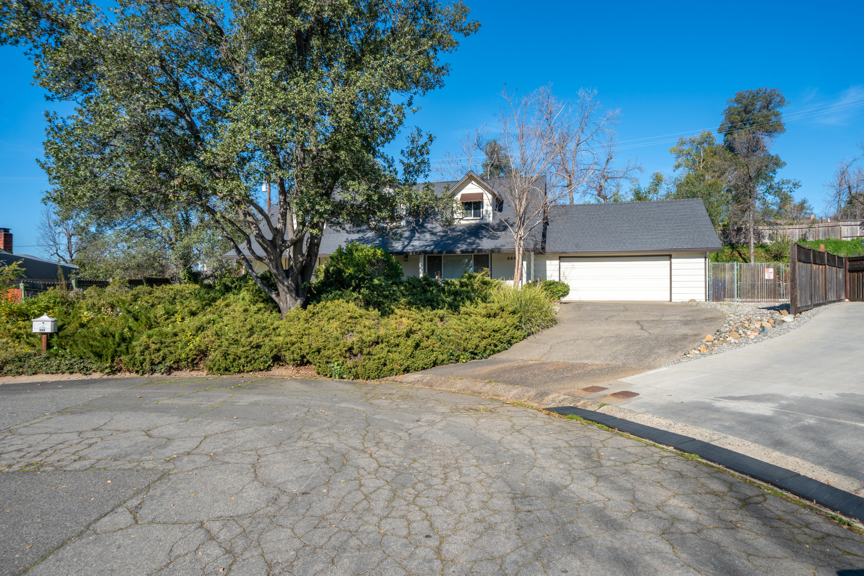 688 Julie Way Redding, CA 96002 - Photo 9 of 79 .