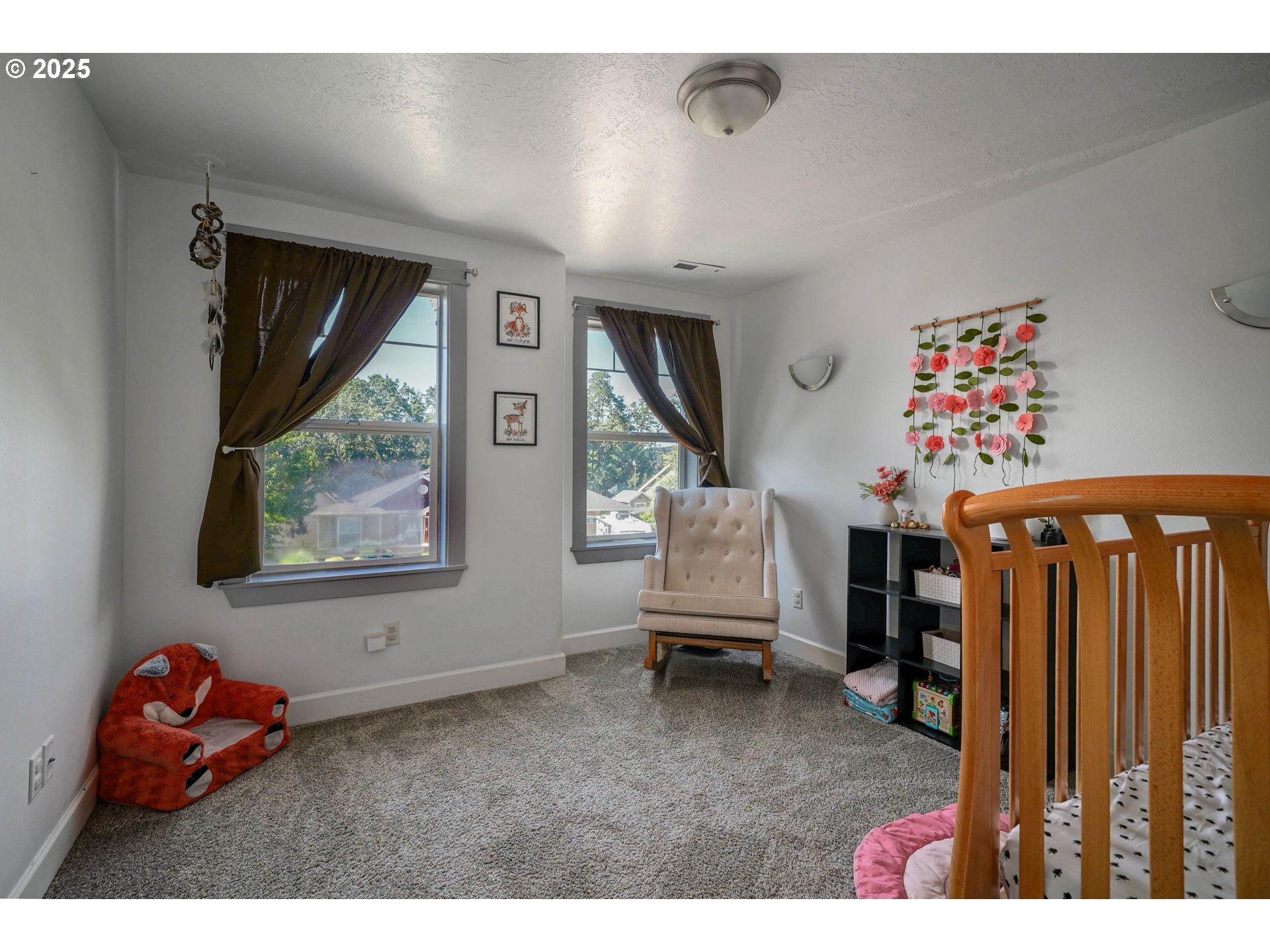466 Northwest Denton Avenue Dallas, OR 97338 - Photo 28 of 43 a living room with furniture and a window