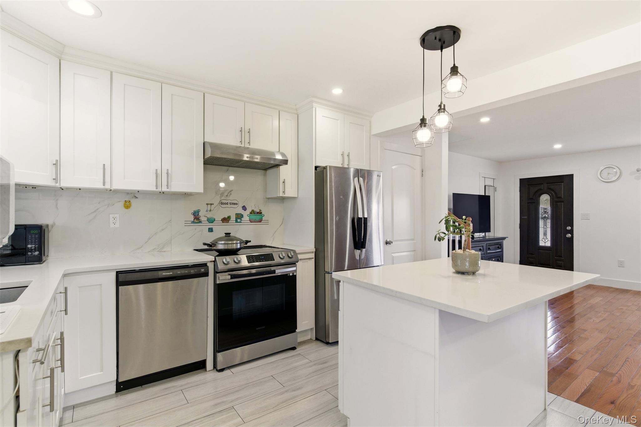 557 Woodbury Road Plainview, NY 11803 - Photo 13 of 32