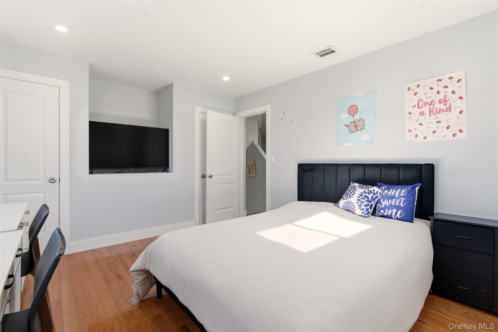 557 Woodbury Road Plainview, NY 11803 - Photo 16 of 32