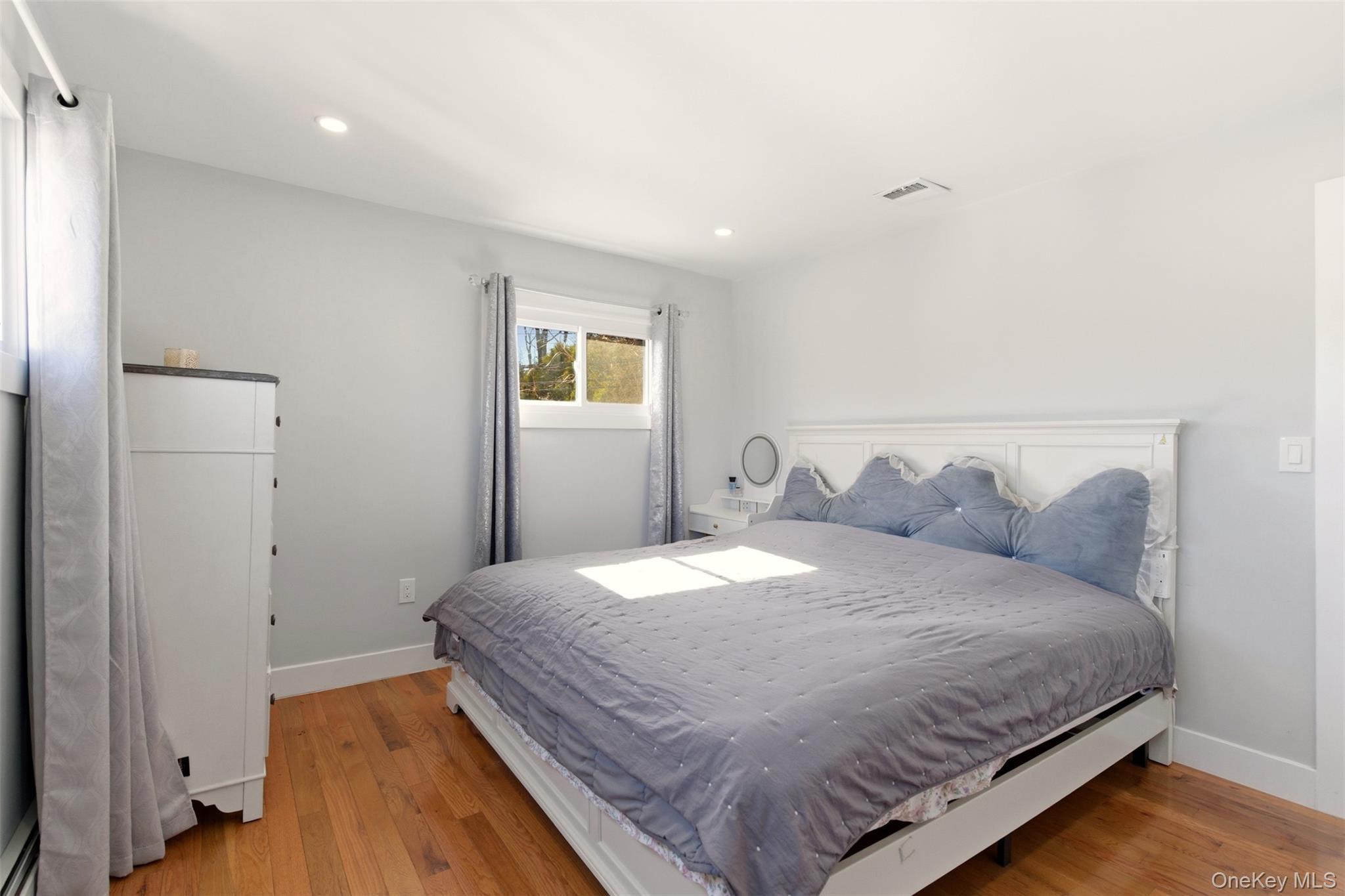 557 Woodbury Road Plainview, NY 11803 - Photo 19 of 32