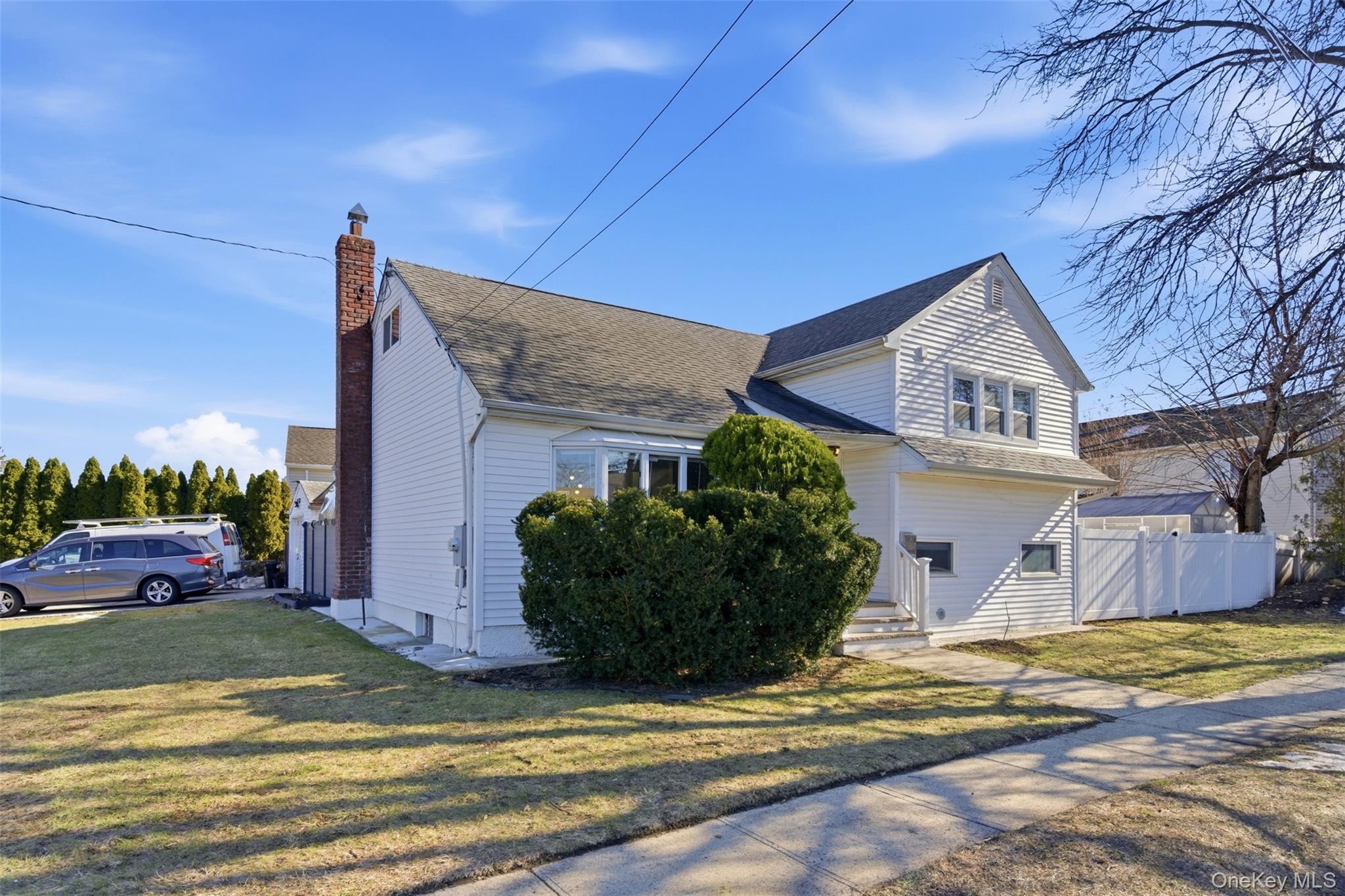 557 Woodbury Road Plainview, NY 11803 - Photo 31 of 32