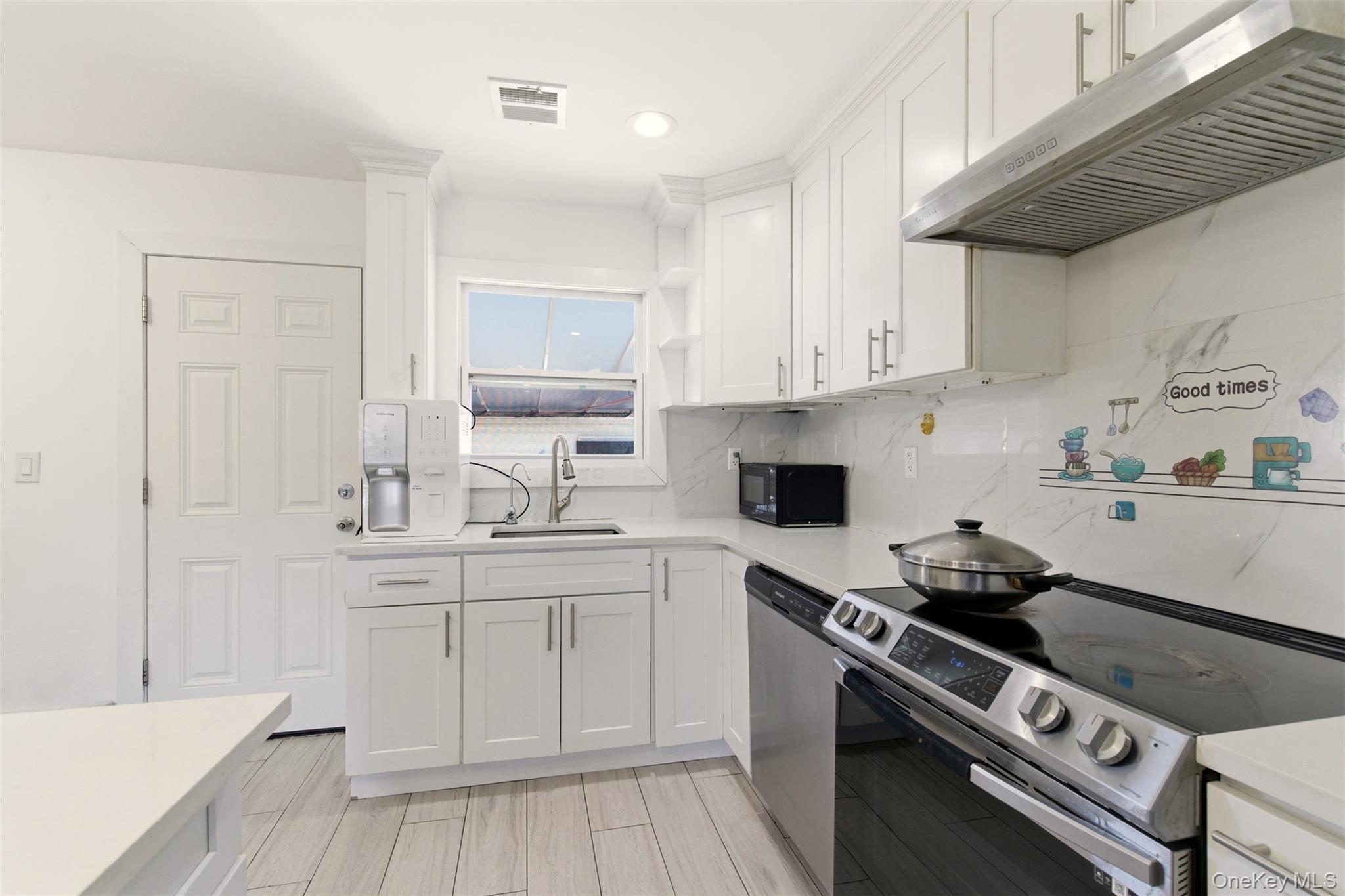 557 Woodbury Road Plainview, NY 11803 - Photo 10 of 32