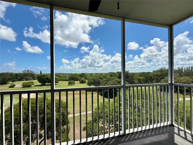 a view of a back yard