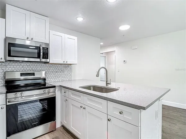 $2,099 | 401 East Boyer Street, Unit 3, Tarpon Springs, FL 34689