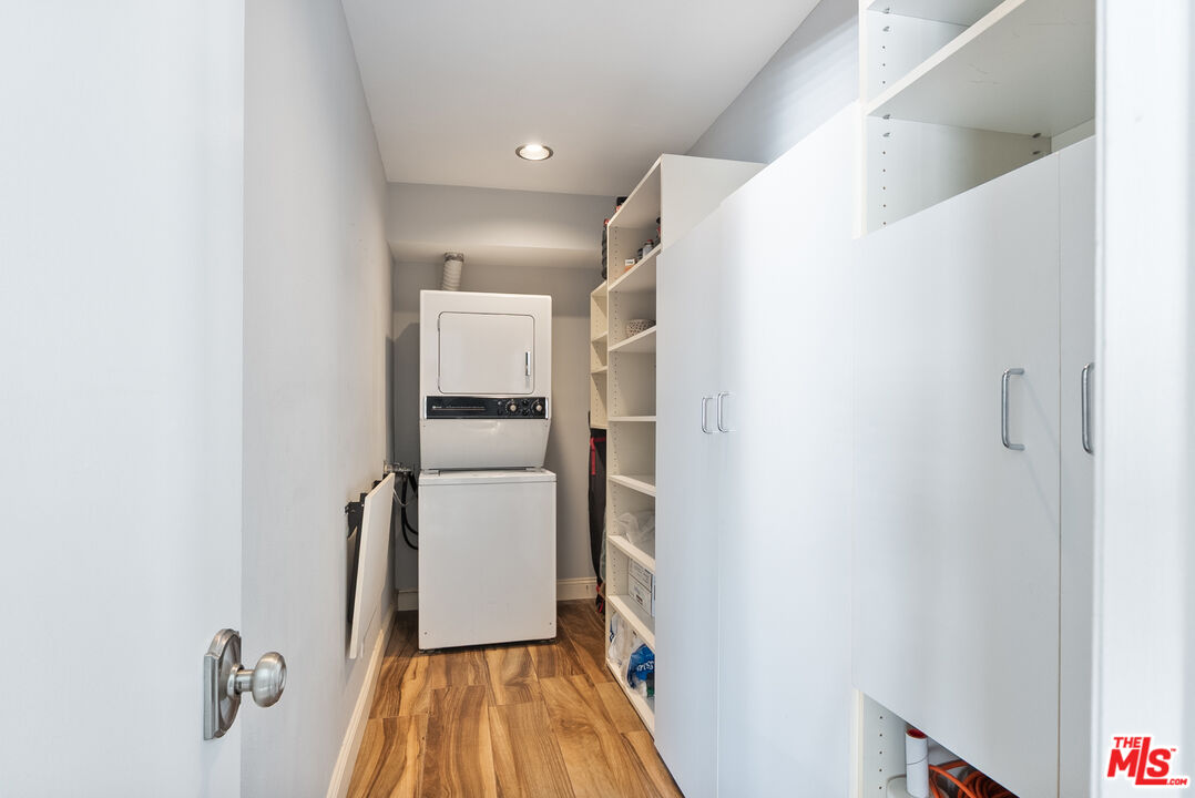 2385 Roscomare Road, Unit E17 Los Angeles, CA 90077 - Photo 17 of 26