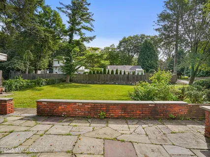 a view of a back yard