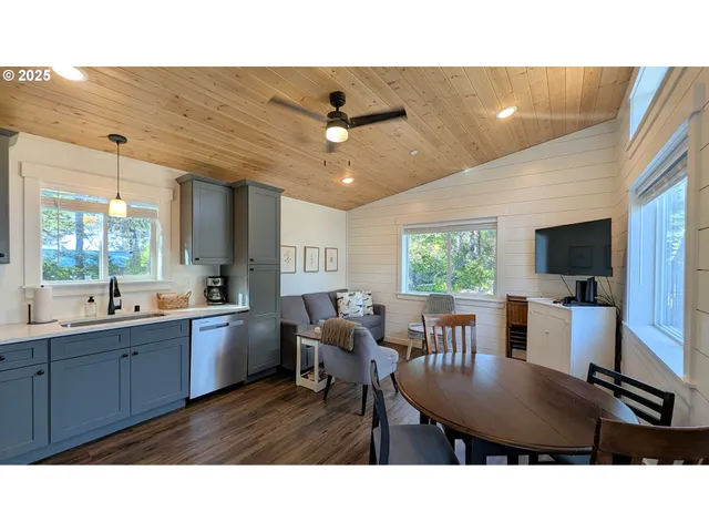 $525,000 | 4570 Heceta Street, Florence, OR 97439