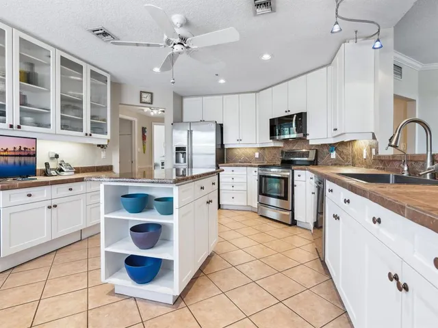 $675,000 | 5420 Eagles Point Circle, Unit 106, Sarasota, FL 34231