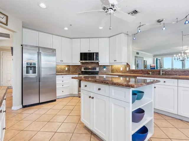 $675,000 | 5420 Eagles Point Circle, Unit 106, Sarasota, FL 34231