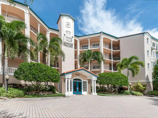 $675,000 | 5420 Eagles Point Circle, Unit 106, Sarasota, FL 34231
