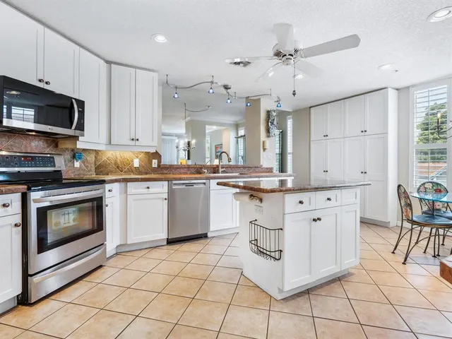 $675,000 | 5420 Eagles Point Circle, Unit 106, Sarasota, FL 34231