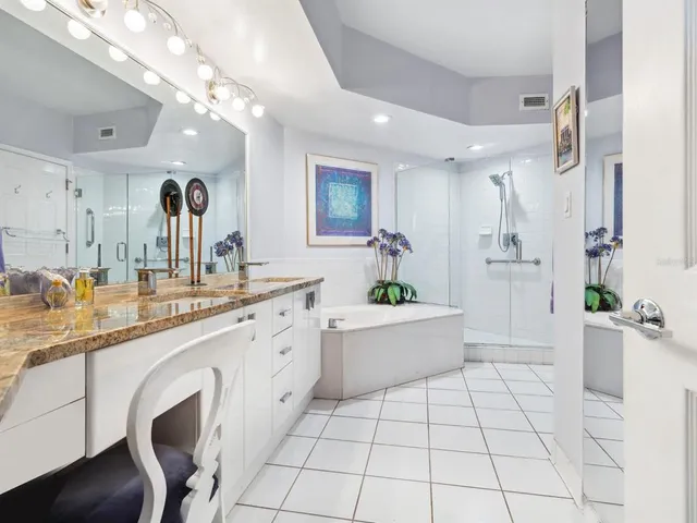 $675,000 | 5420 Eagles Point Circle, Unit 106, Sarasota, FL 34231