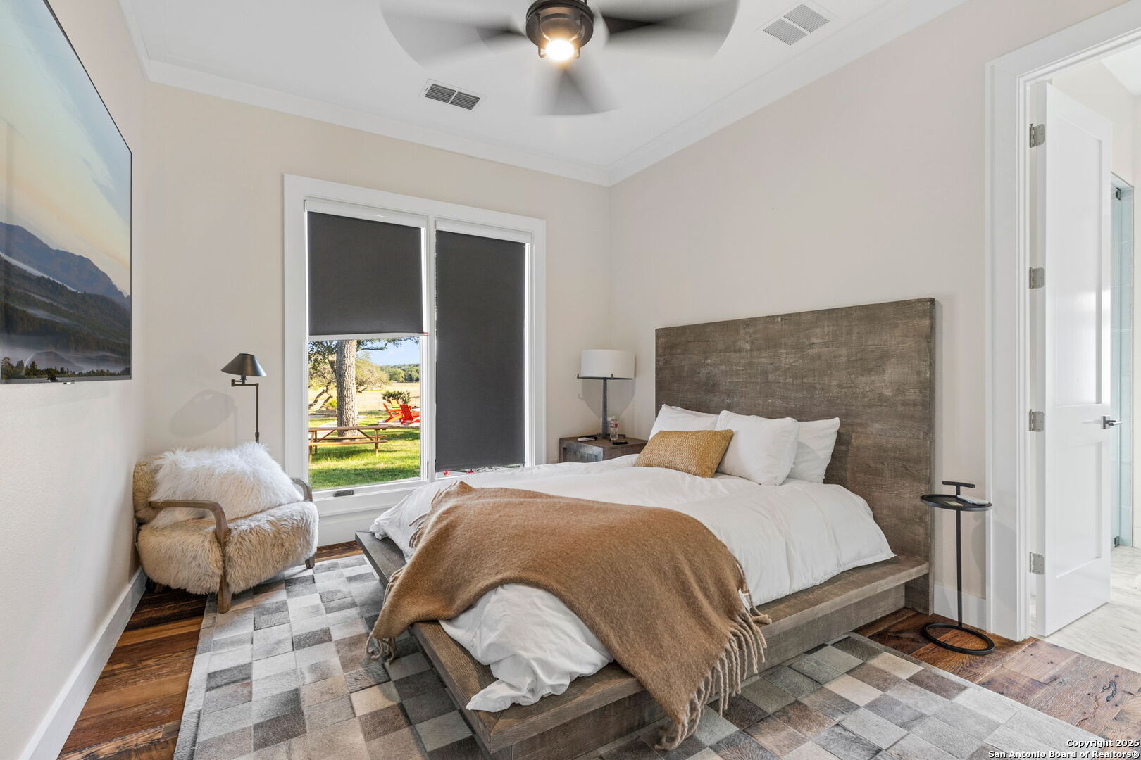 1146 Sisterdale Road Boerne, TX 78006 - Photo 21 of 94 a bedroom with a bed and a couch