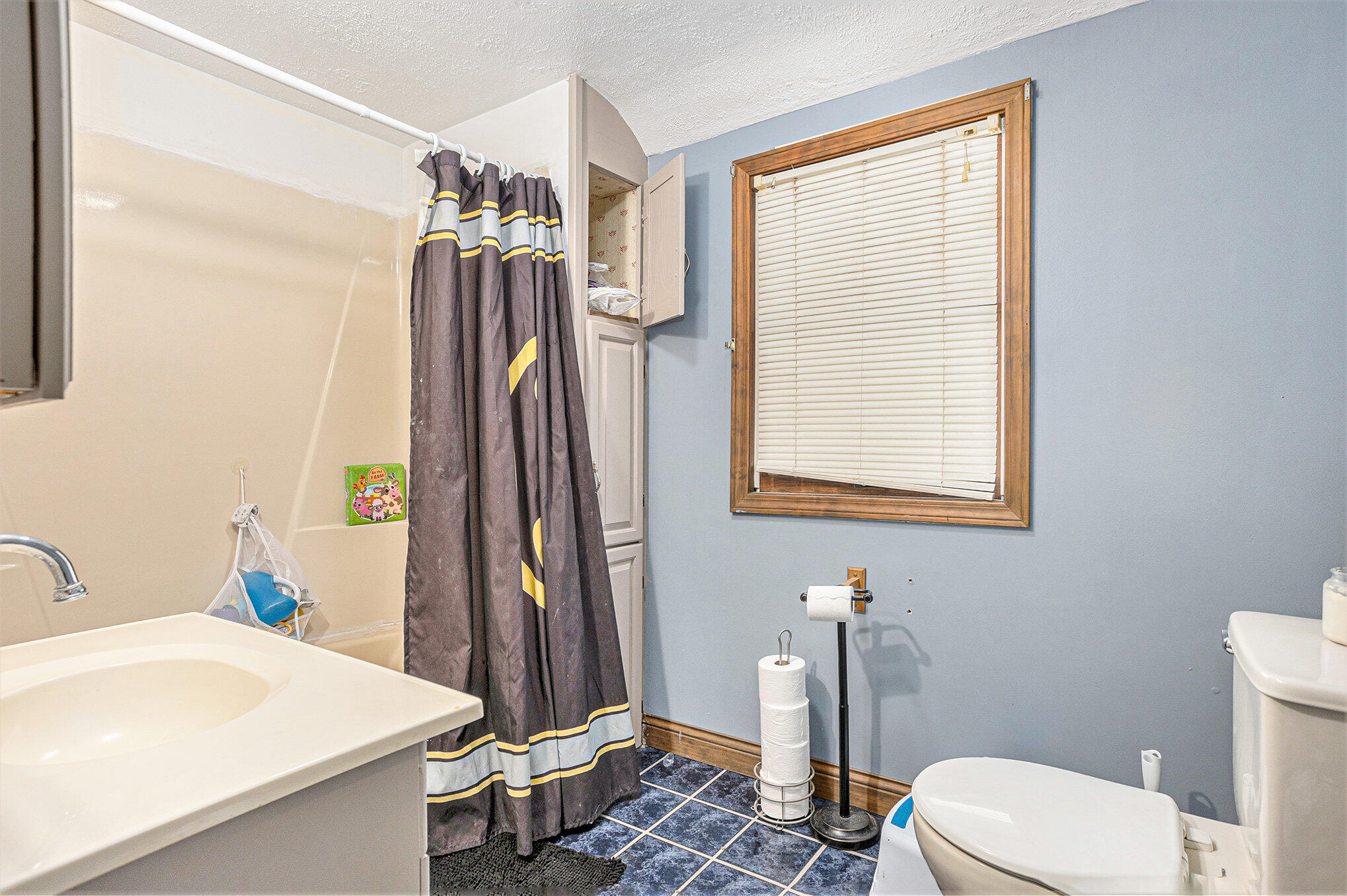 511 East Chicago Road White Pigeon, MI 49099 - Photo 15 of 21 2nd Bathroom
