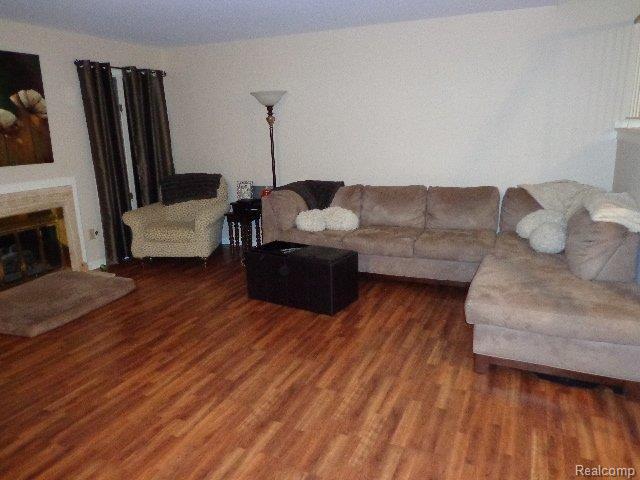 936 Golfview Court, Unit 21 Rochester, MI 48307 - Photo 5 of 14 DSC00084.JPG