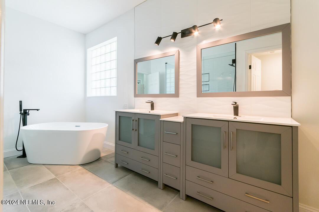 8867 Harvards Cove Court Jacksonville, FL 32256 - Photo 21 of 35 Primary Bathroom