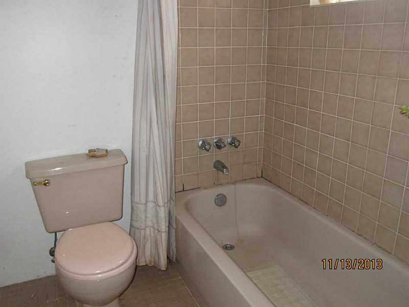 1006 North 30th Road Hollywood, FL 33021 - Photo 24 of 25 Bathroom