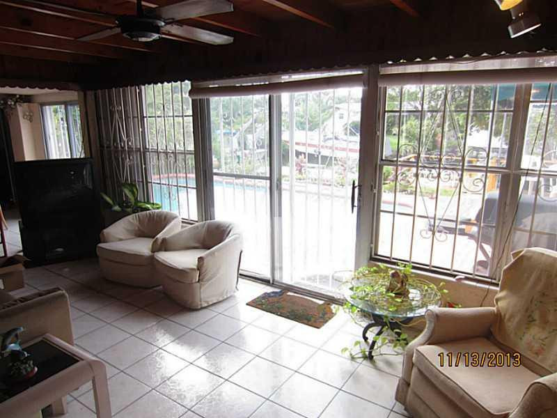 1006 North 30th Road Hollywood, FL 33021 - Photo 8 of 25 Family/Great Room