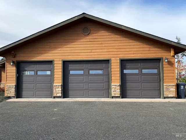 $875,000 | 1703 Little Bear Ridge Road, Troy, ID 83871