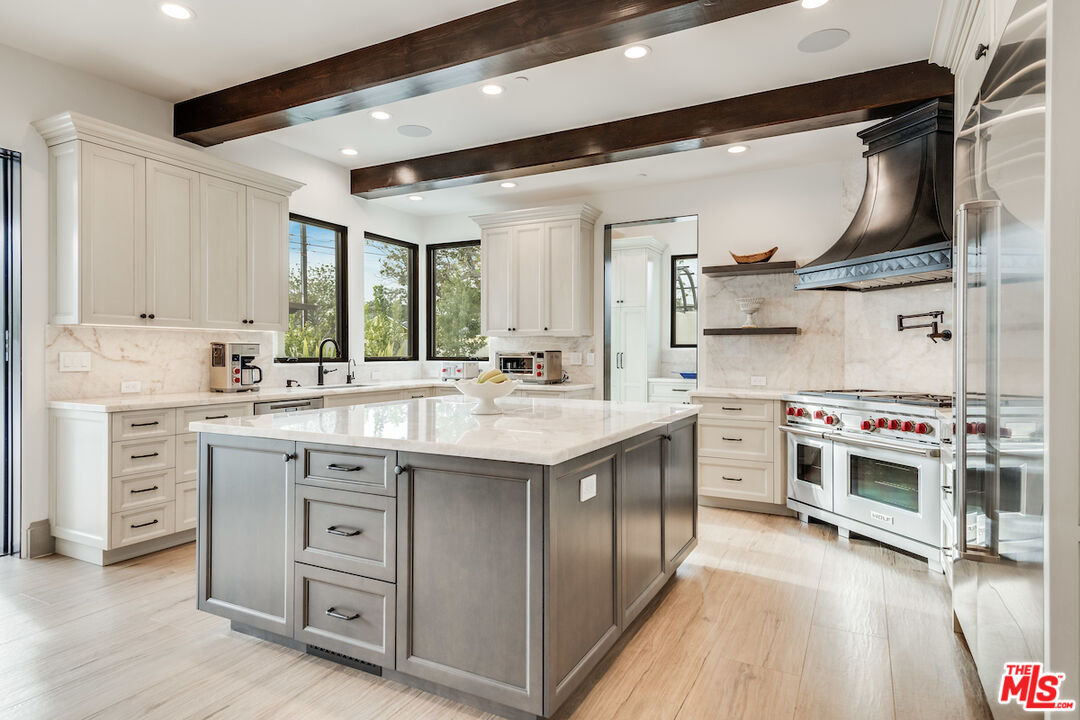 6390 Riggs Place Los Angeles, CA 90045 - Photo 5 of 26