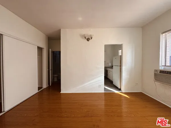 $1,400 | 920 South Hobart Boulevard, Unit 403, Los Angeles, CA 90006