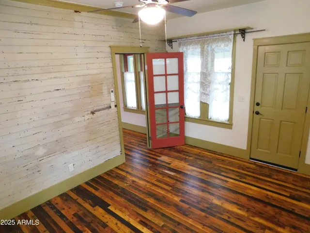 a view of a yard with plants