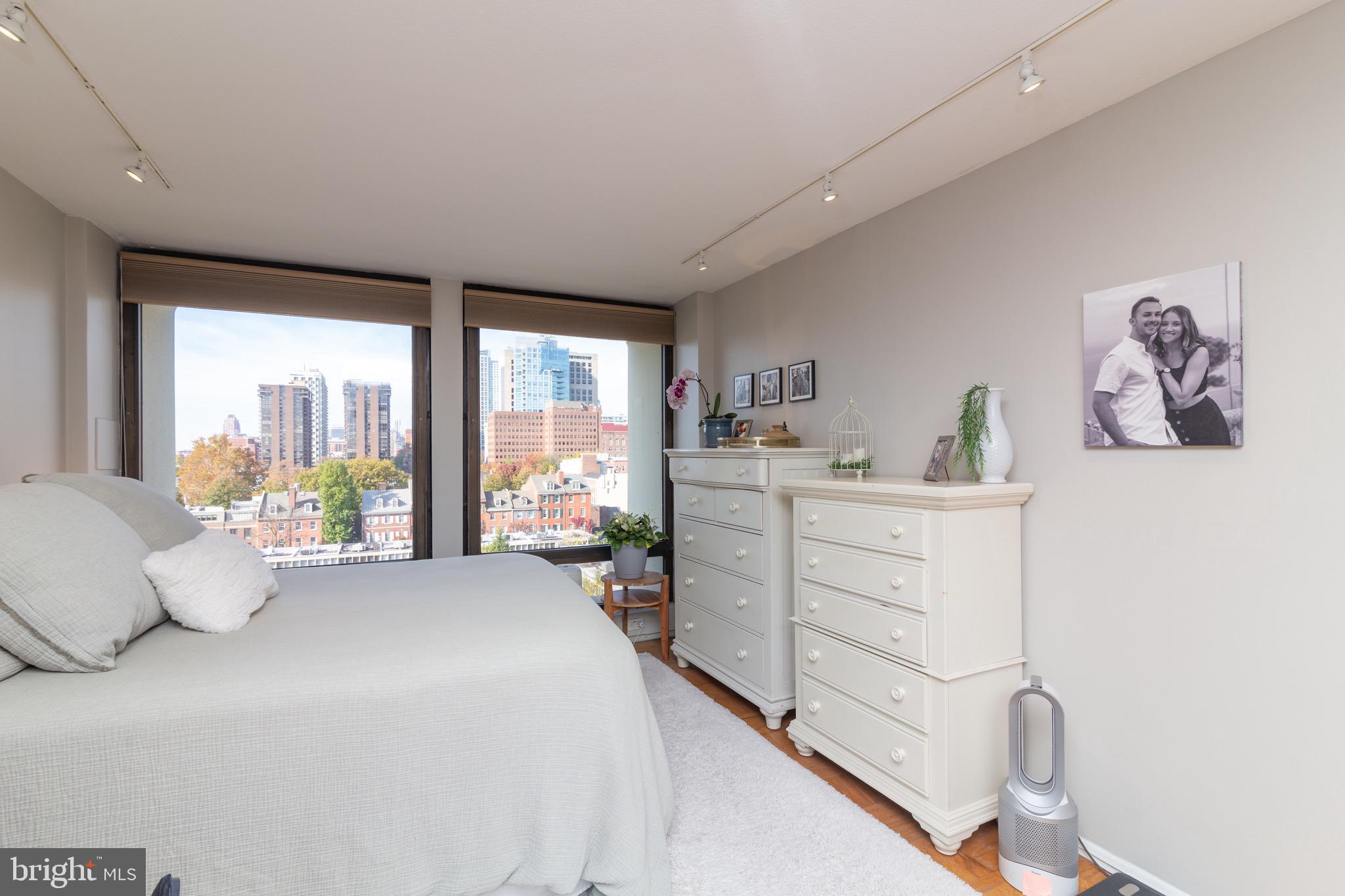 210 Locust Street, Unit 8F Philadelphia, PA 19106 - Photo 11 of 19