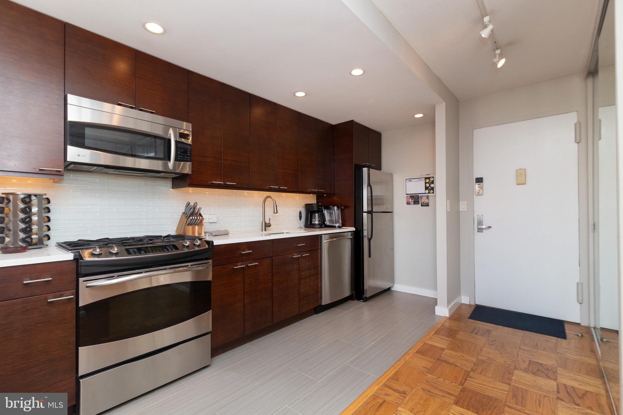 210 Locust Street, Unit 8F Philadelphia, PA 19106 - Photo 2 of 19