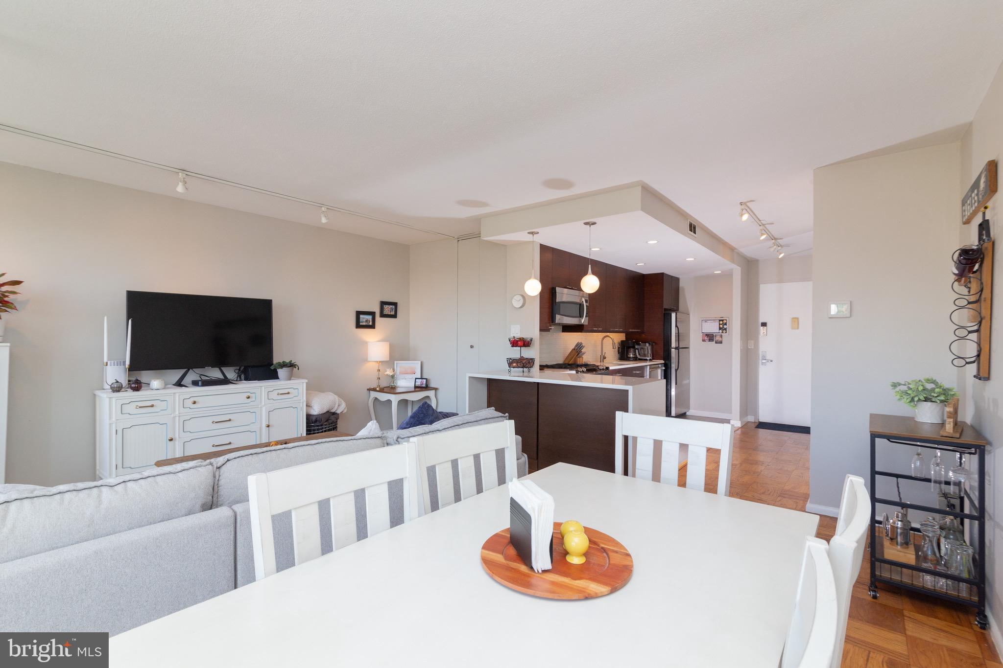 210 Locust Street, Unit 8F Philadelphia, PA 19106 - Photo 6 of 19