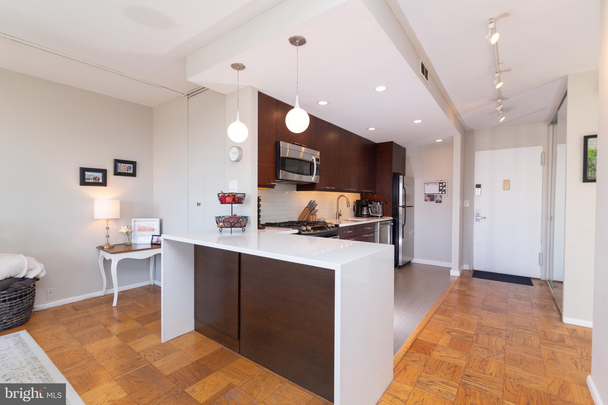 210 Locust Street, Unit 8F Philadelphia, PA 19106 - Photo 7 of 19