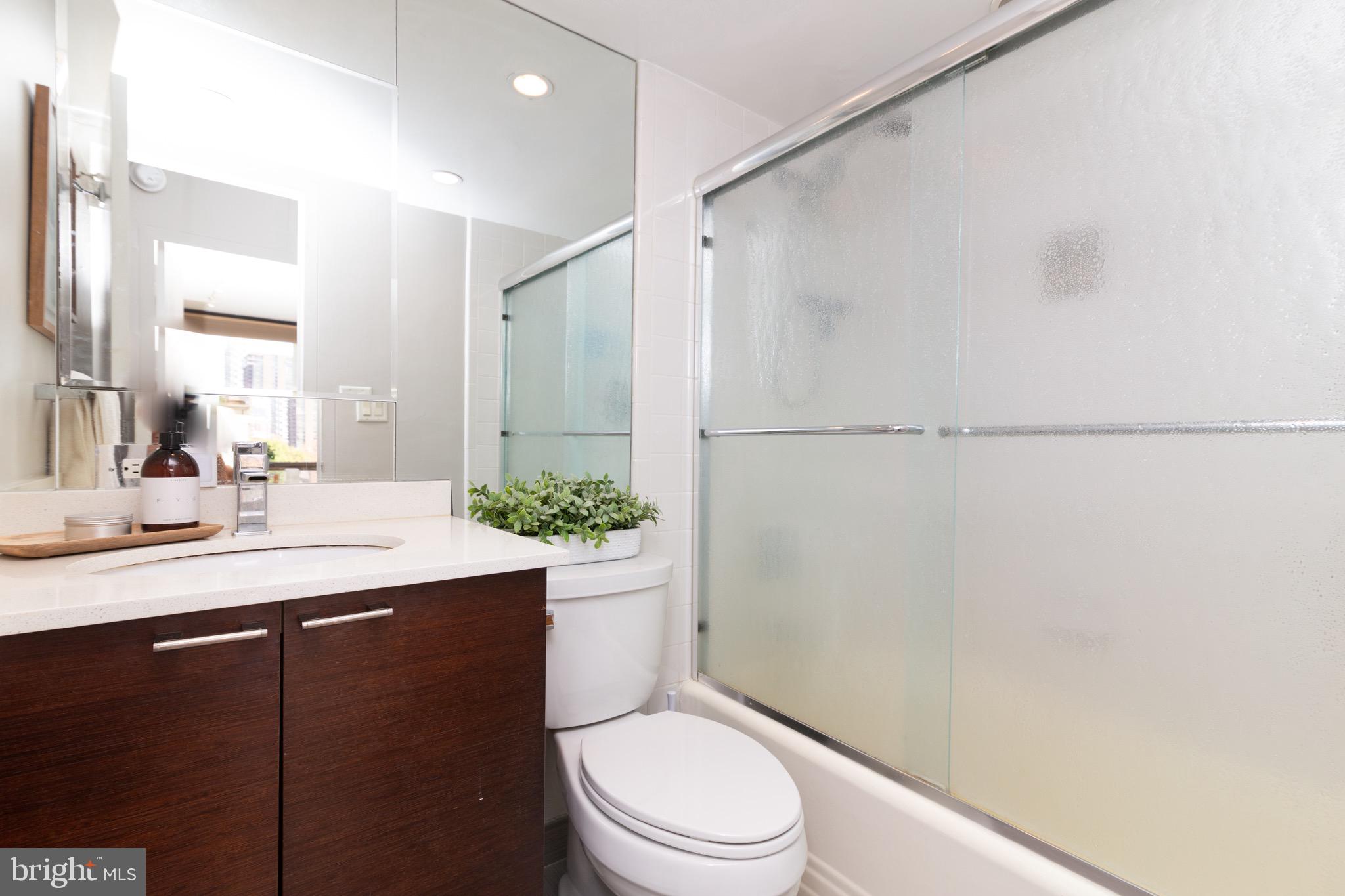 210 Locust Street, Unit 8F Philadelphia, PA 19106 - Photo 8 of 19