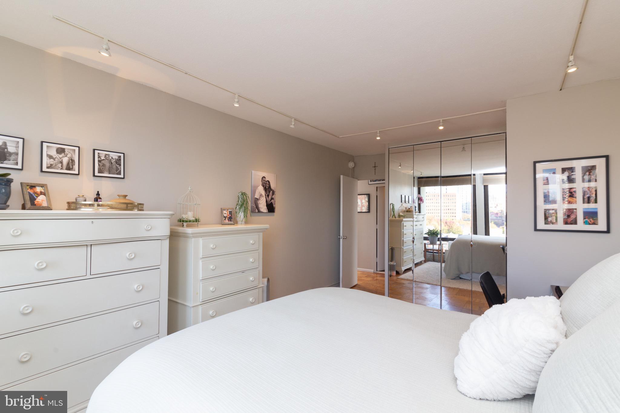 210 Locust Street, Unit 8F Philadelphia, PA 19106 - Photo 10 of 19