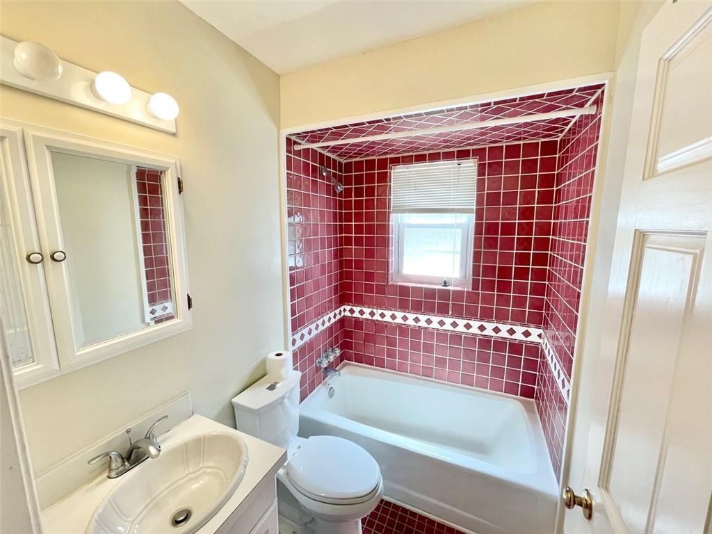 3660 Peachtree Road, Unit C3 Atlanta, GA 30319 - Photo 13 of 21 a bathroom with a sink and bathtub