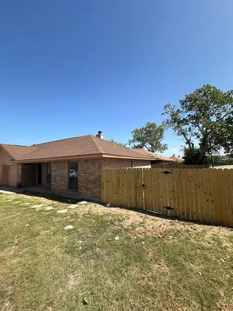 $1,550 | 441 Signal Hill Court North, Unit 443, Fort Worth, TX 76112