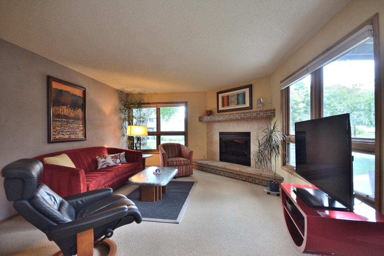 15651 West Ridge Road New Berlin, WI 53151 - Photo 4 of 27 LIVING ROOM