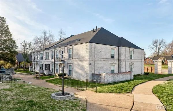$134,900 | 4392 Chateau De Ville Drive, Unit F, St. Louis, MO 63129