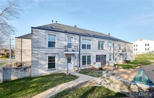$134,900 | 4392 Chateau De Ville Drive, Unit F, St. Louis, MO 63129