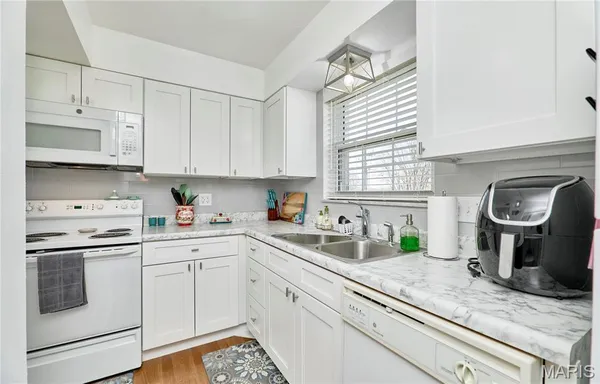 $134,900 | 4392 Chateau De Ville Drive, Unit F, St. Louis, MO 63129