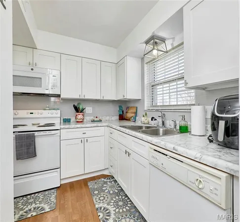 $134,900 | 4392 Chateau De Ville Drive, Unit F, St. Louis, MO 63129