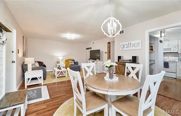 $134,900 | 4392 Chateau De Ville Drive, Unit F, St. Louis, MO 63129