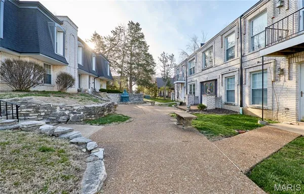 $134,900 | 4392 Chateau De Ville Drive, Unit F, St. Louis, MO 63129